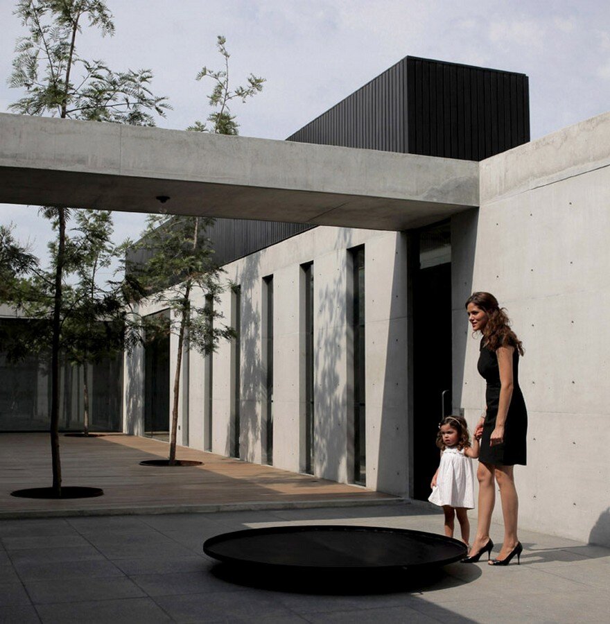 Rectangular Concrete House with an Interior Courtyard in Monterrey 14