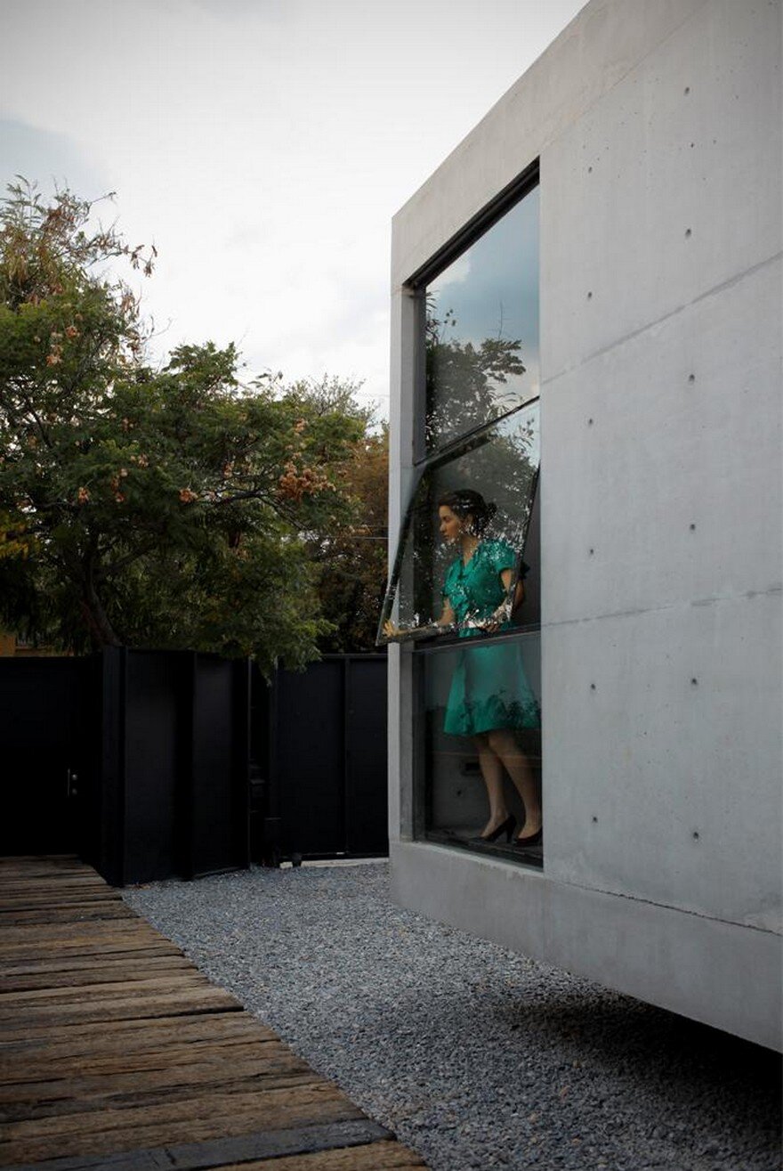 Rectangular Concrete House with an Interior Courtyard in Monterrey 3