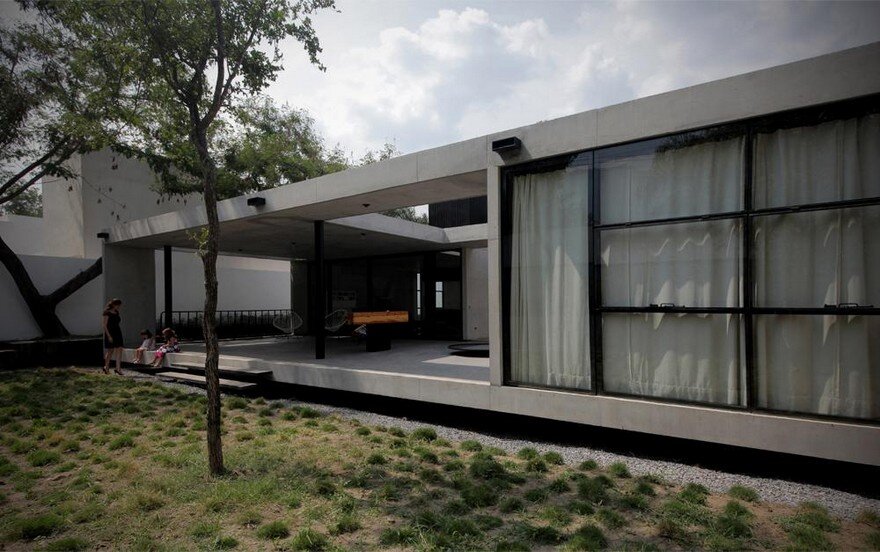 Rectangular Concrete House with an Interior Courtyard in Monterrey 2