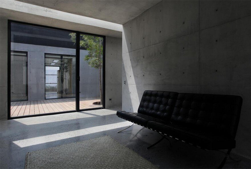 Rectangular Concrete House with an Interior Courtyard in Monterrey 6