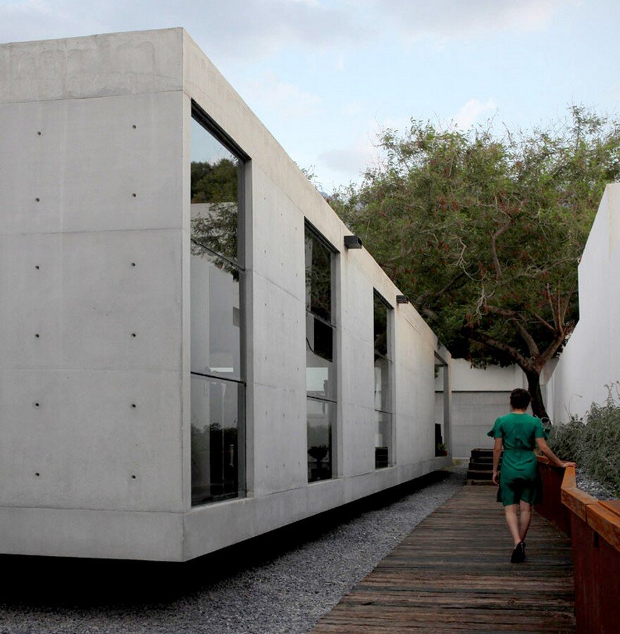 Rectangular Concrete House with an Interior Courtyard in Monterrey 4