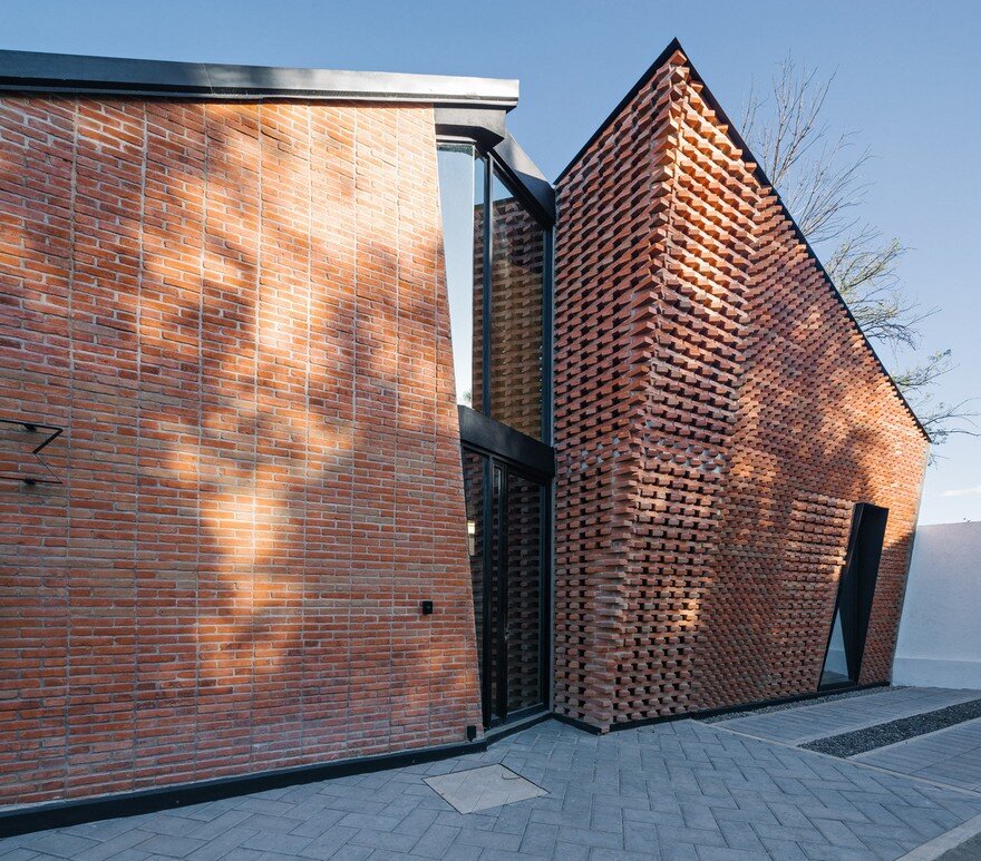 Red Brick House in Mexico with Bricks Arranged in an Artisanal Way 1