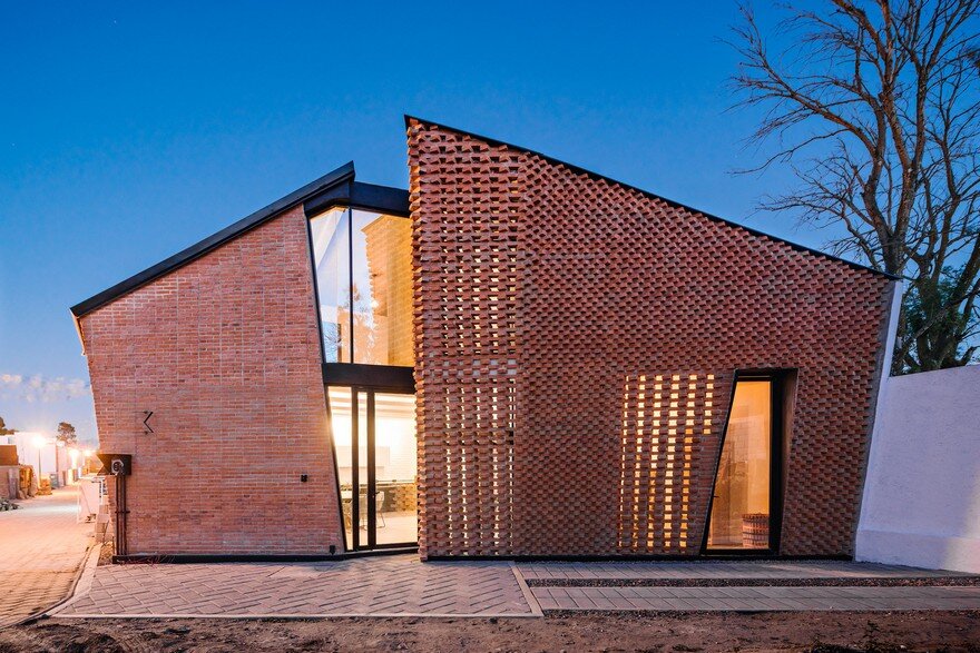 Red Brick House in Mexico with Bricks Arranged in an Artisanal Way 13