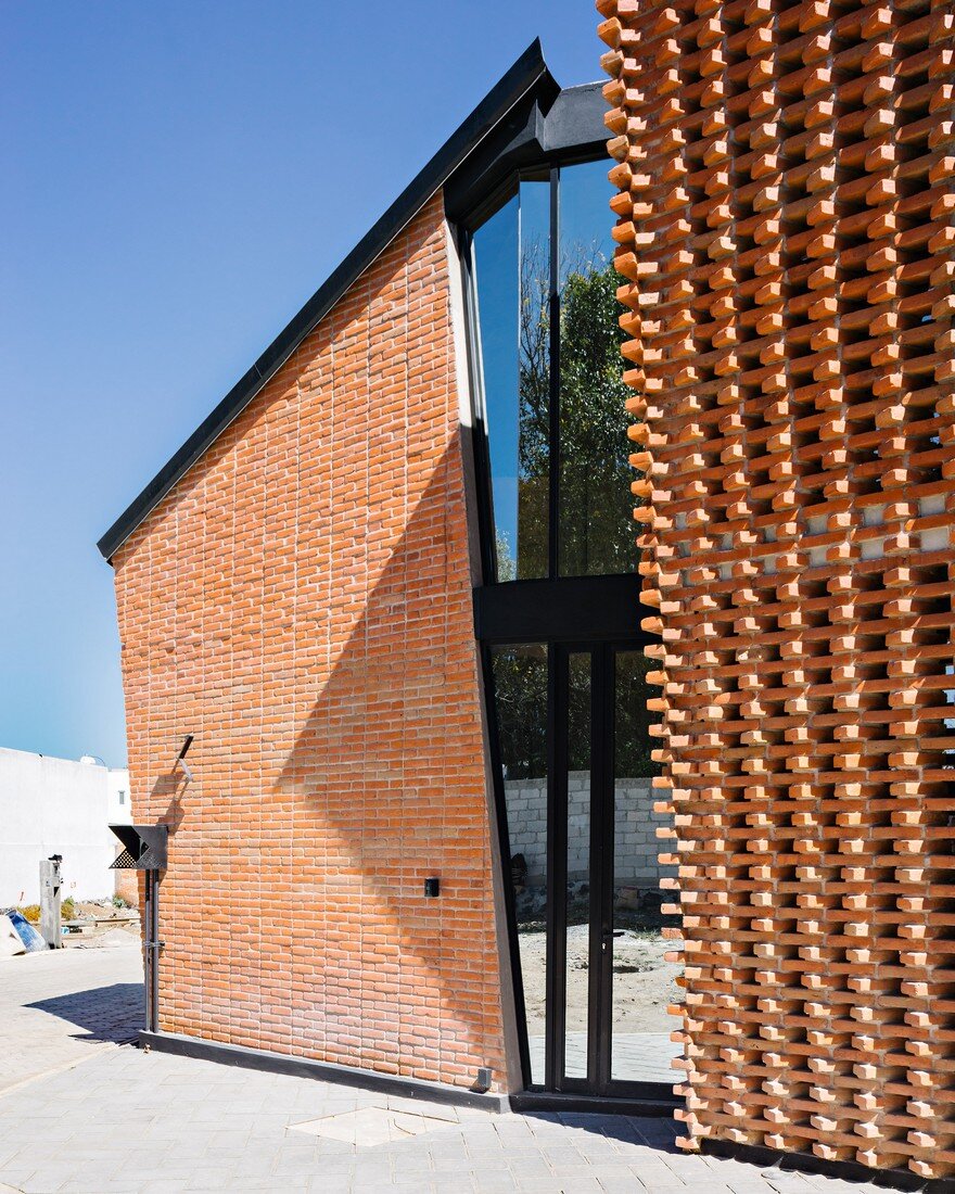 Red Brick House in Mexico with Bricks Arranged in an Artisanal Way 2