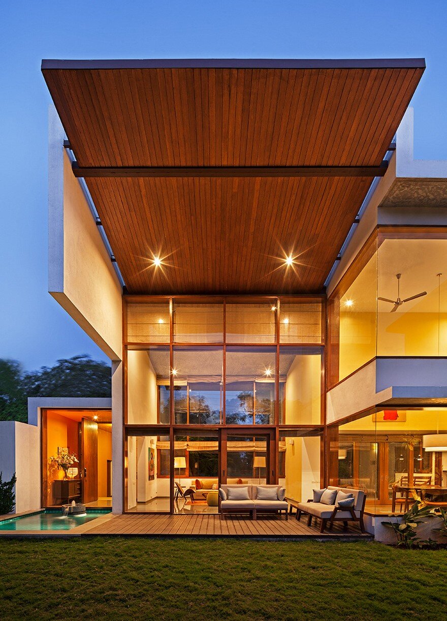 This Bangalore House Featuring Mid-Century Classics Furniture and Contemporary Art 13