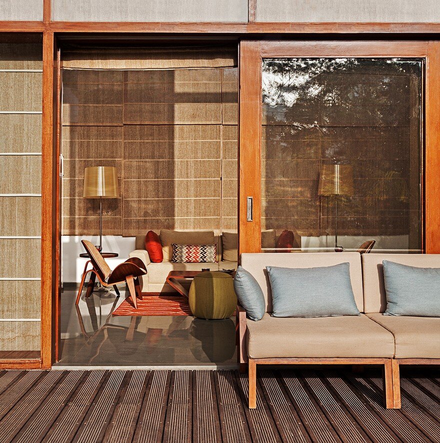 This Bangalore House Featuring Mid-Century Classics Furniture and Contemporary Art 12
