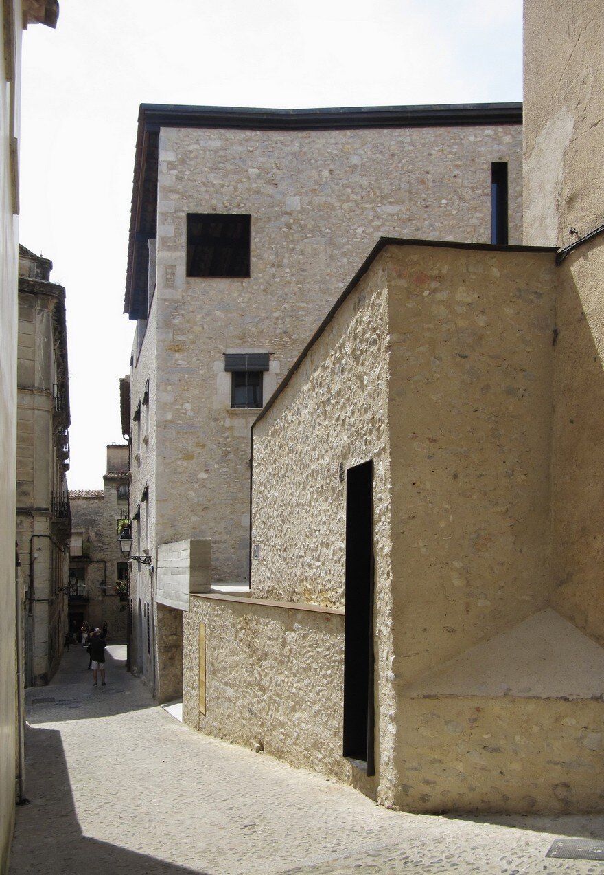 Medieval House Gets a Contemporary Renovation in Catalonia 16
