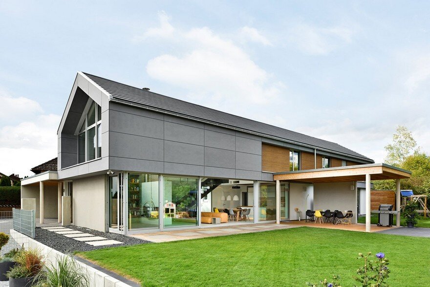 Modern Nurnberg House with Open Living Area, Fireplace and Glass Facade