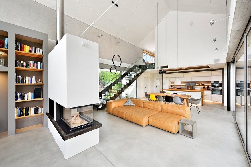 Modern Nurnberg House with Open Living Area, Fireplace and Glass Facade 2