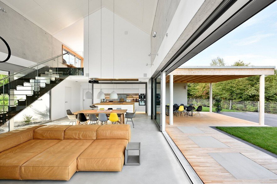 Modern Nurnberg House with Open Living Area, Fireplace and Glass Facade 1