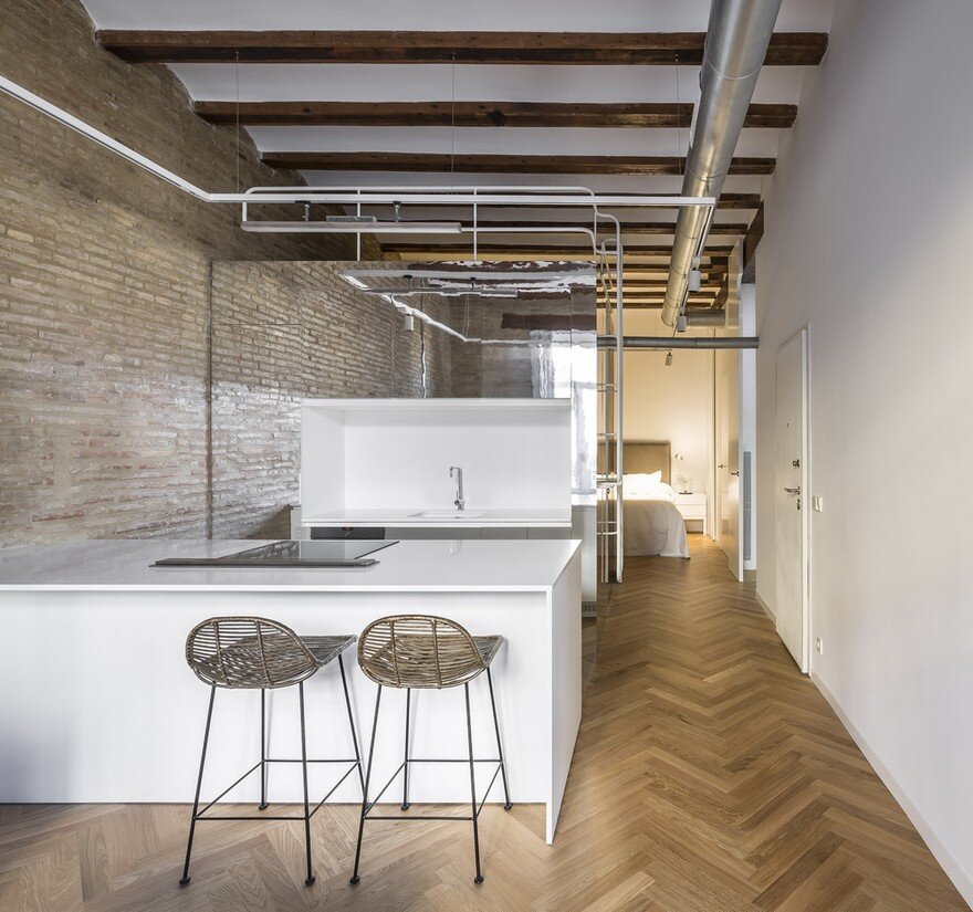 A Temporary Rental Housing Refurbished in Valencia, Spain: Late Night Tales