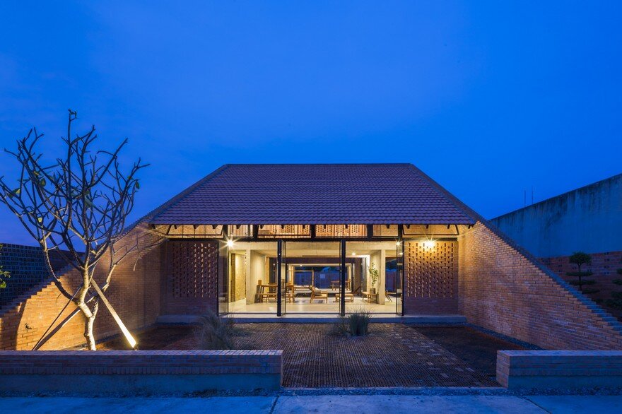 Vietnamese Contemporary House Inspired by Traditional Architecture 18