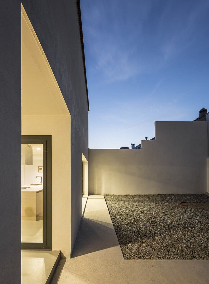 Yard House in Valencia by Alberto Facundo Arquitectura 9
