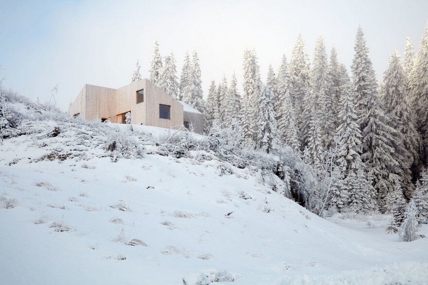 A Cabin House in the Norwegian Forest for a Geologist and His Family