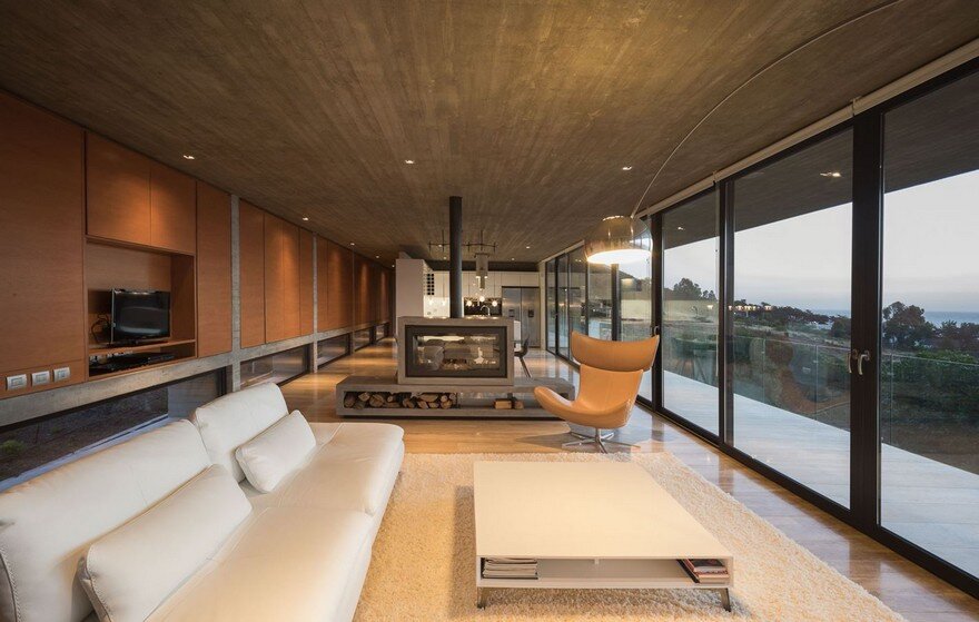 Reinforced Concrete House by Felipe Assadi Arquitectos 9