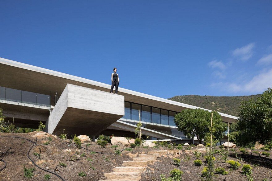 Reinforced Concrete House by Felipe Assadi Arquitectos 4