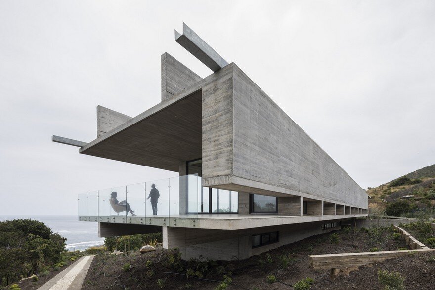 Reinforced Concrete House by Felipe Assadi Arquitectos 3