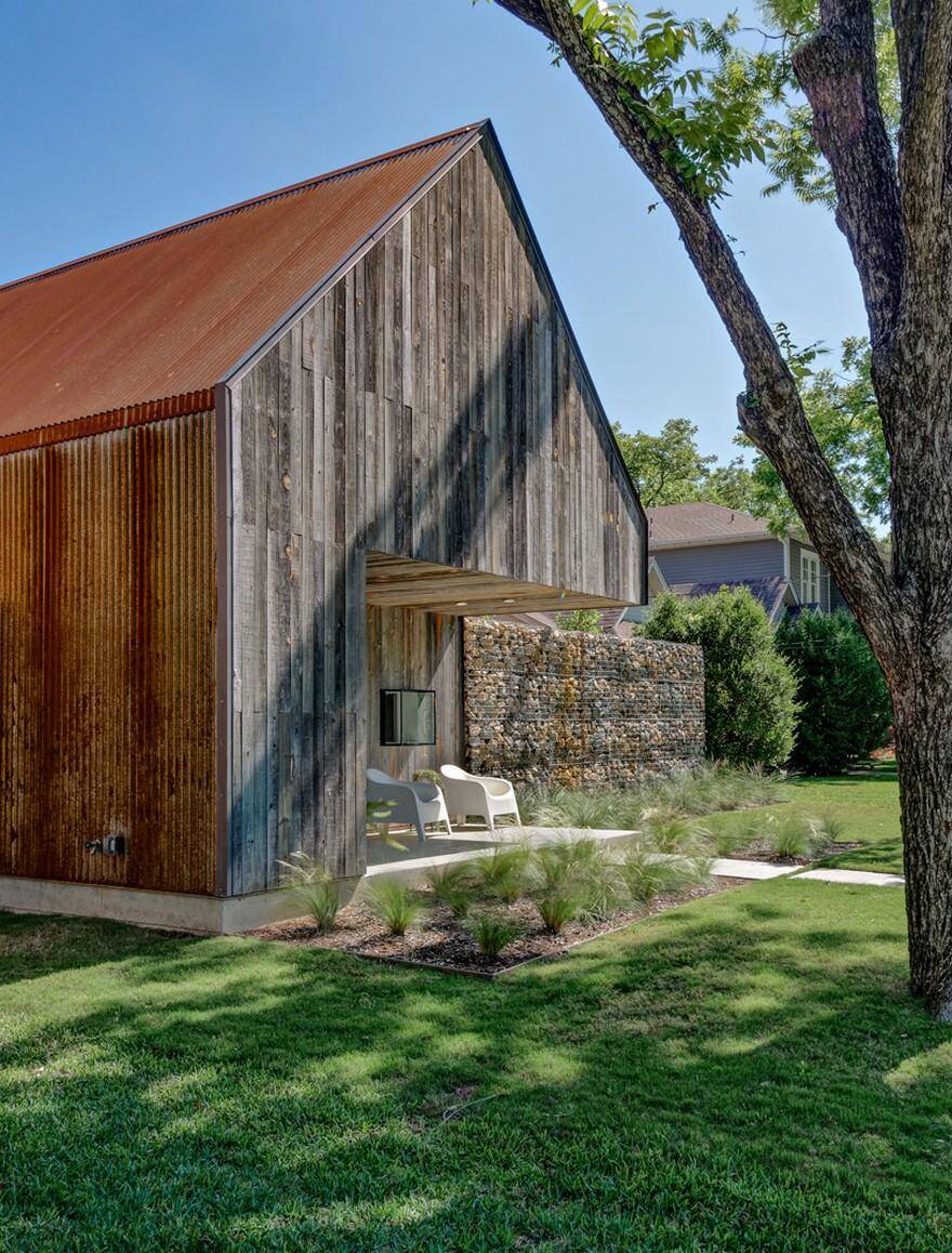 Linder House is Inspired by the Historic Texas Blackland Prairie Homestead 2