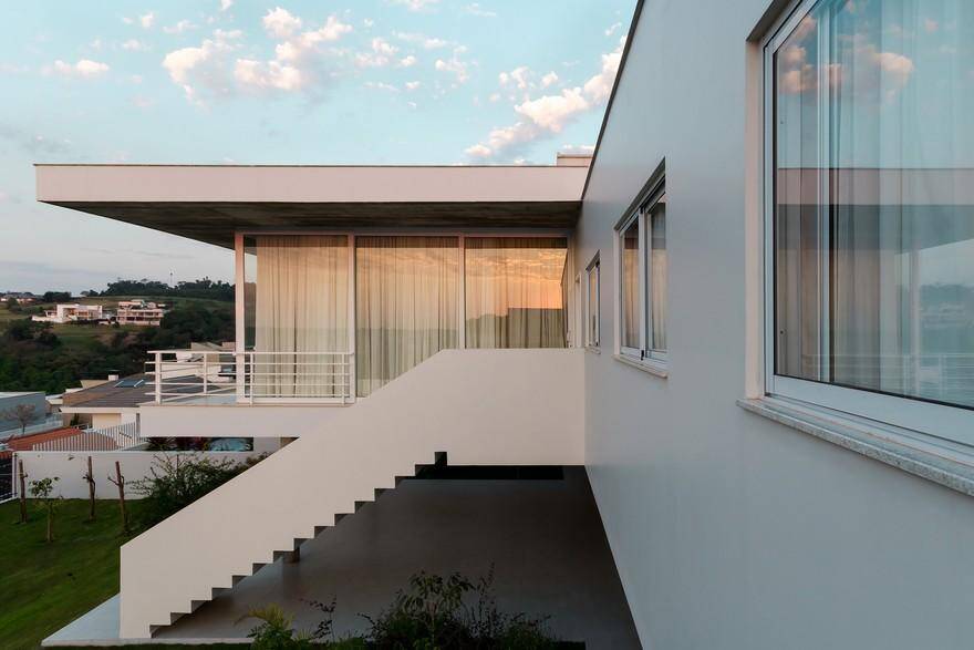 Concrete White House In Brazil Overlooks The City From Above 13