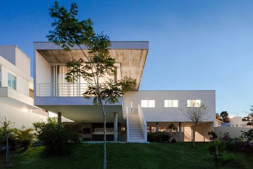 Concrete White House In Brazil Overlooks The City From Above 16