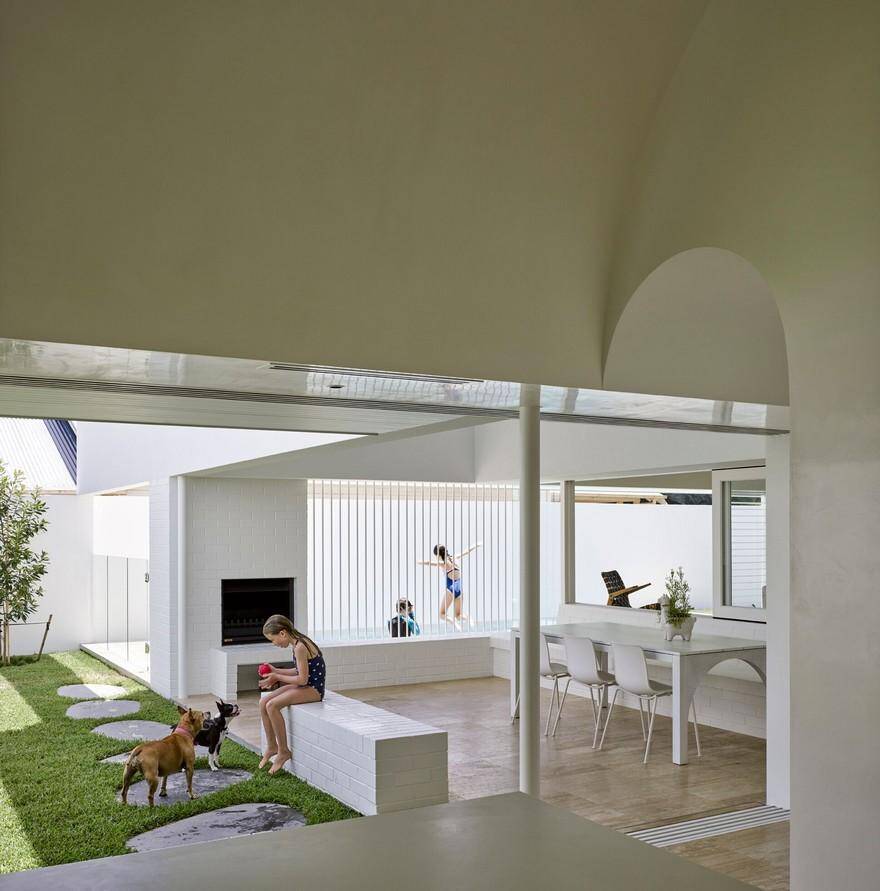 A Traditional Queenslander Cottage Extended and Refurbished by Hogg and Lamb 6