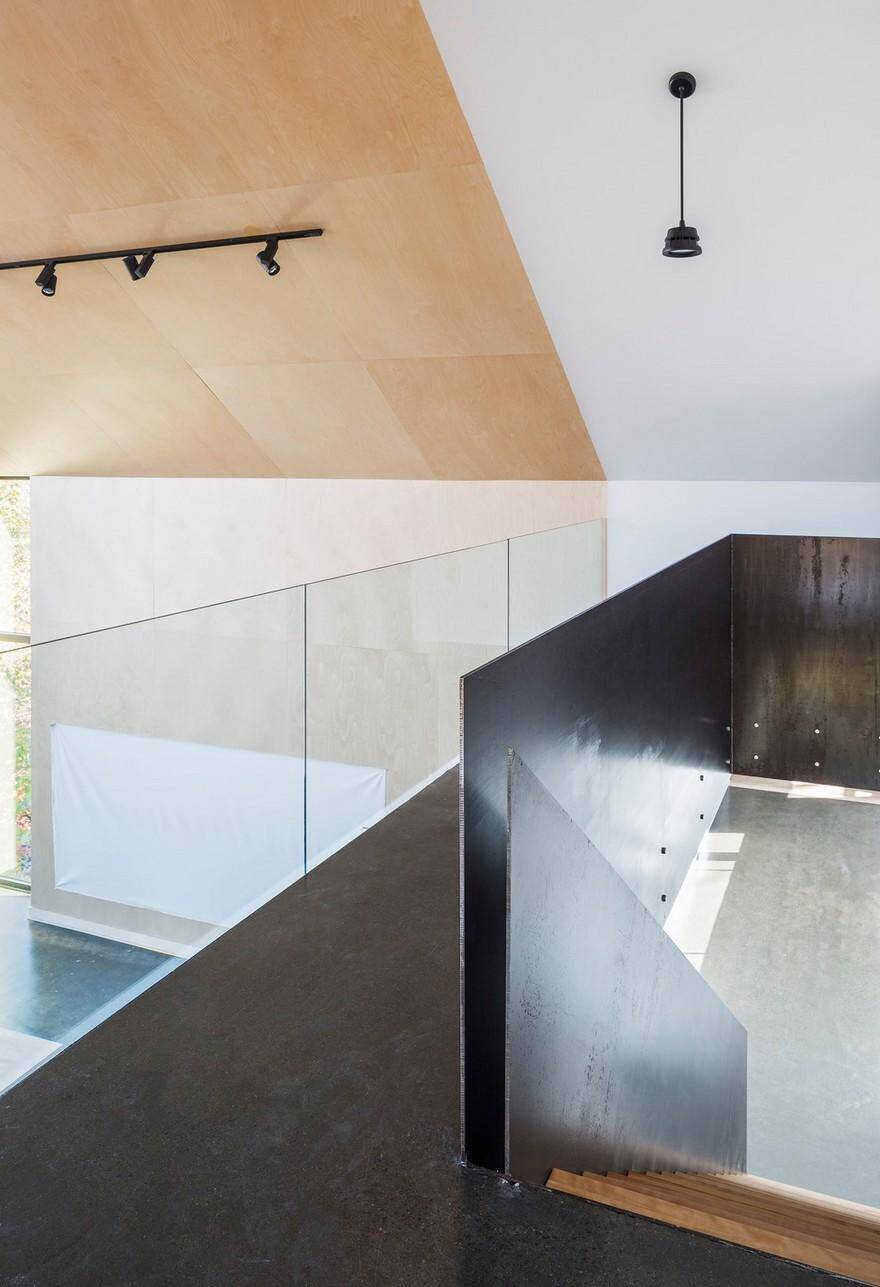A Contemporary Garage that Turns Into a Suspended Artist Workshop 7