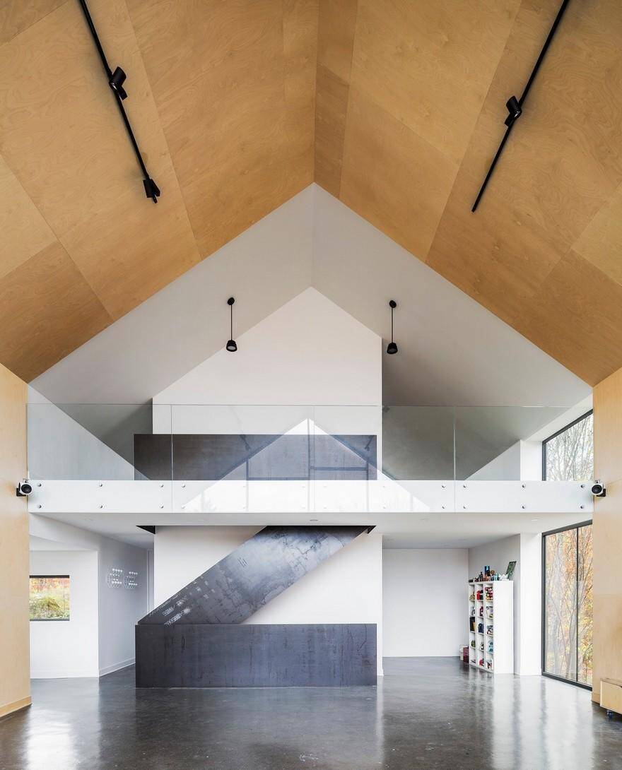 A Contemporary Garage that Turns Into a Suspended Artist Workshop 3