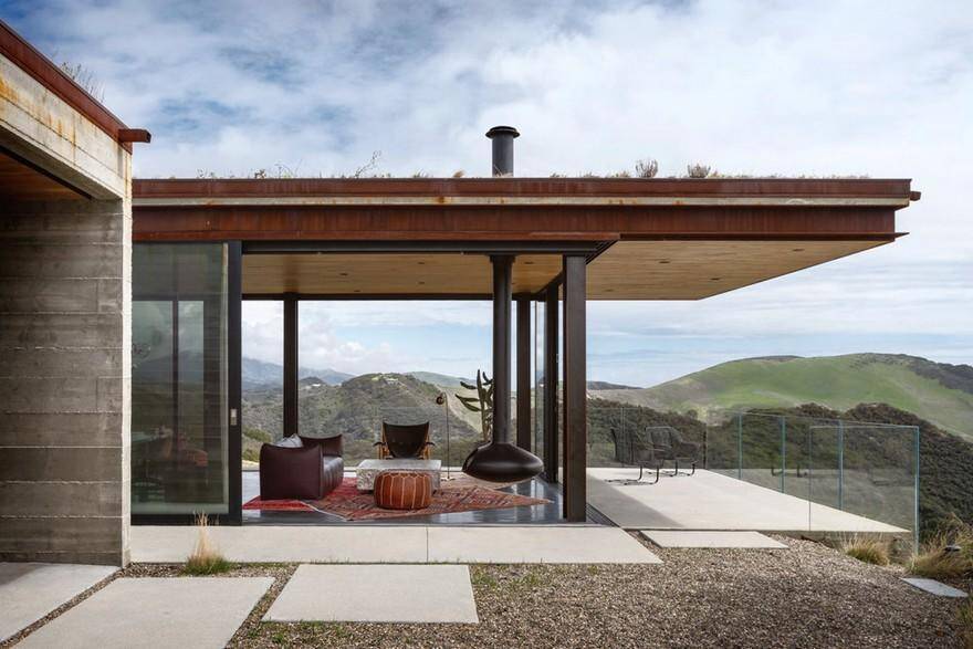 Off-Grid Guest House in California with Sliding Glass Facade and Green Roof 3