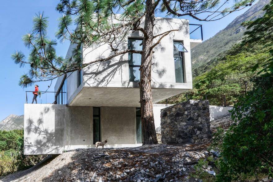 Minimalist Mexico Home with Cool, Concrete Interior 2