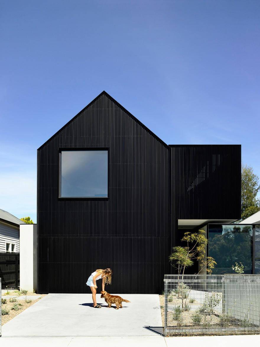 Ross House in Melbourne Featuring a Bold and Sculptural Form 1