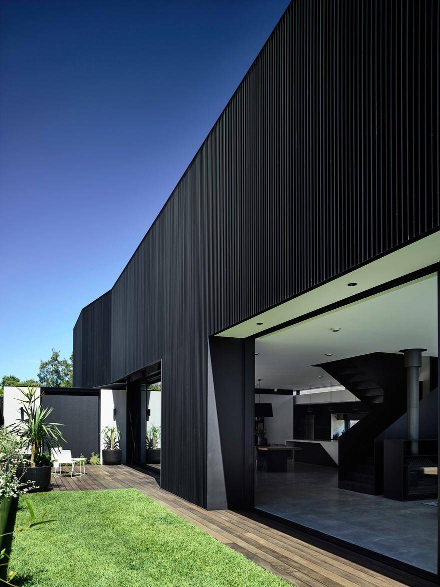 Ross House in Melbourne Featuring a Bold and Sculptural Form 2