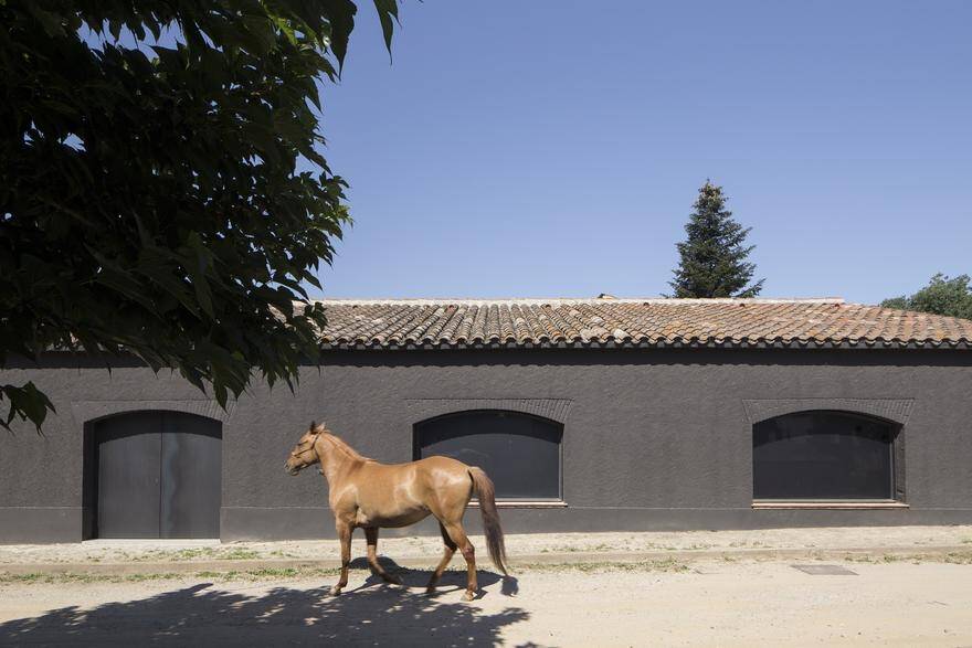 Spanish Farmhouse Revived with Perfect Mixture of Traditional and Modern Minimalist Design 16