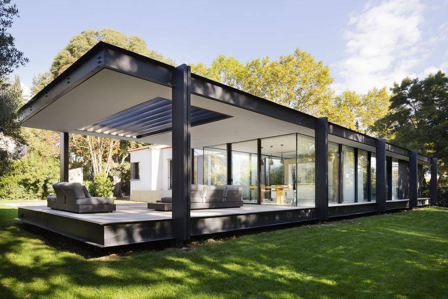 Contemporary Steel Extension Providing Open Living Space 1