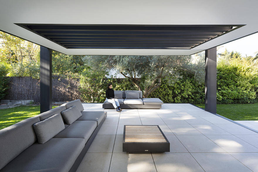 Contemporary Steel Extension Providing Open Living Space 9