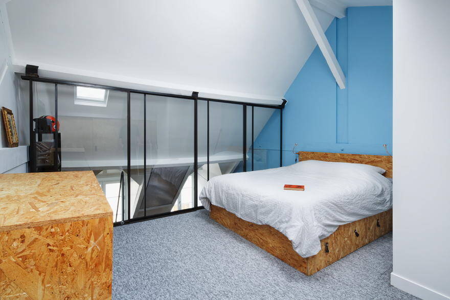 Parisian Attic Apartment Renovated with Steel and OSB Wood 9