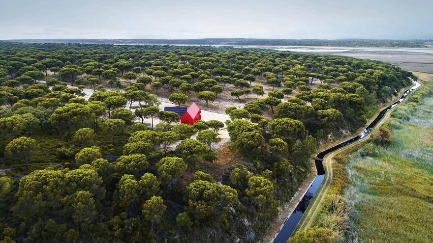This Minimalist Red House Complements the Landscape as a 'Overwhelmingly Visible' Structure