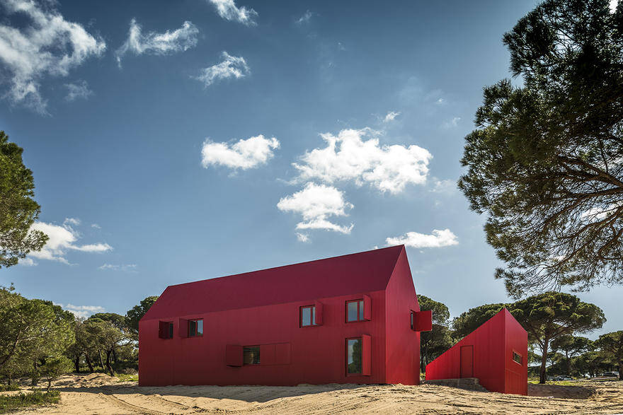 This Minimalist Red House Complements the Landscape as a 'Overwhelmingly Visible' Structure 1