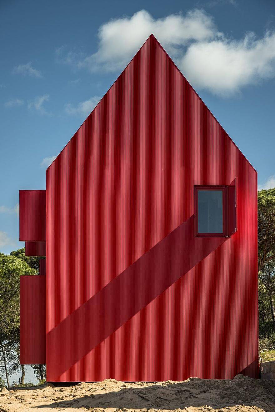 This Minimalist Red House Complements the Landscape as a 'Overwhelmingly Visible' Structure 3