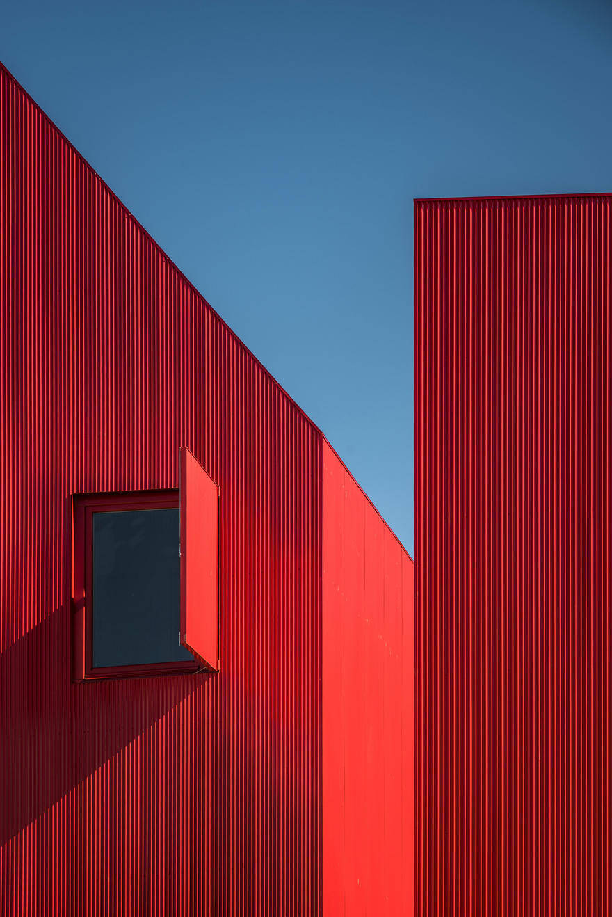 This Minimalist Red House Complements the Landscape as a 'Overwhelmingly Visible' Structure 12
