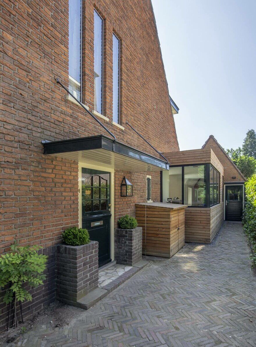 Standard Studio Designed a Spacious Extension for a House Built in the Thirties 10