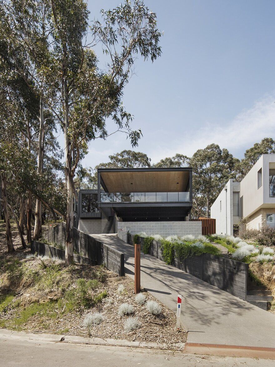 Australian Contemporary House Encouraging Outdoor Living 3