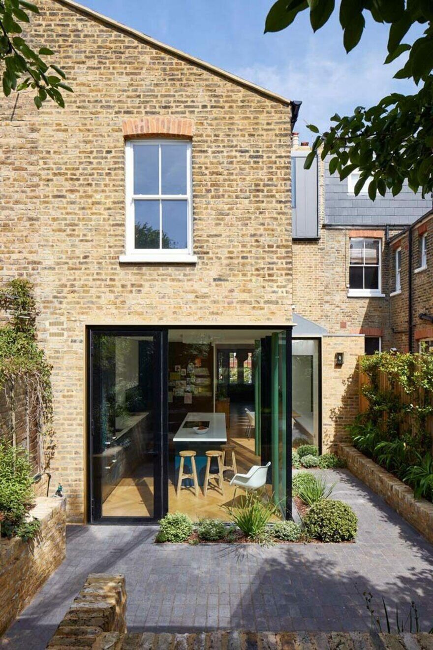 Long House: Remodeling of an Introverted Victorian Terraced House