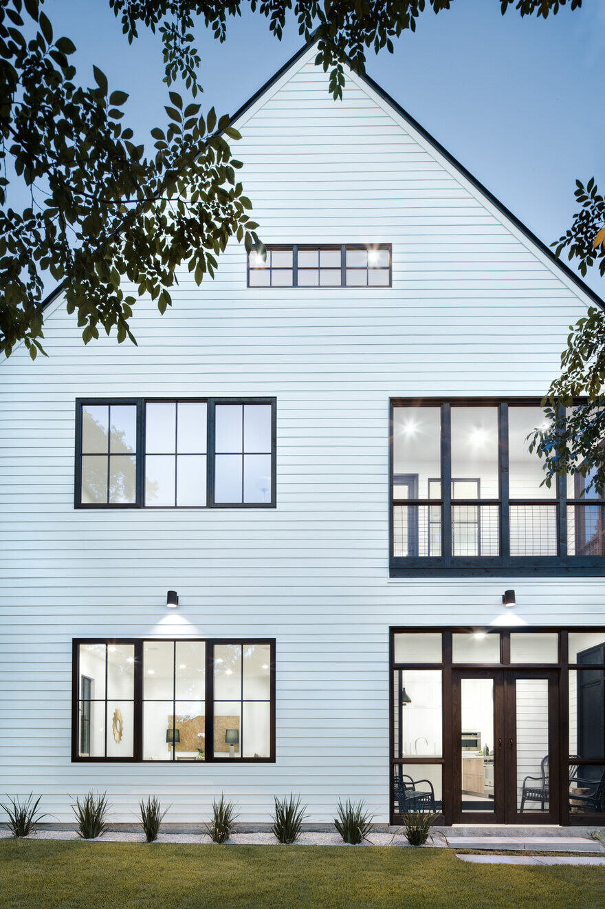Farmhouse Modern Aesthetic with an Urban Appeal / Clark | Richardson Architects