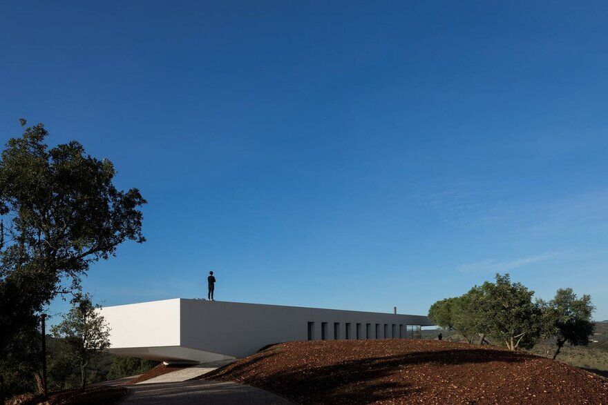 Portuguese Minimalist House Built on the Ruins of an Old Building