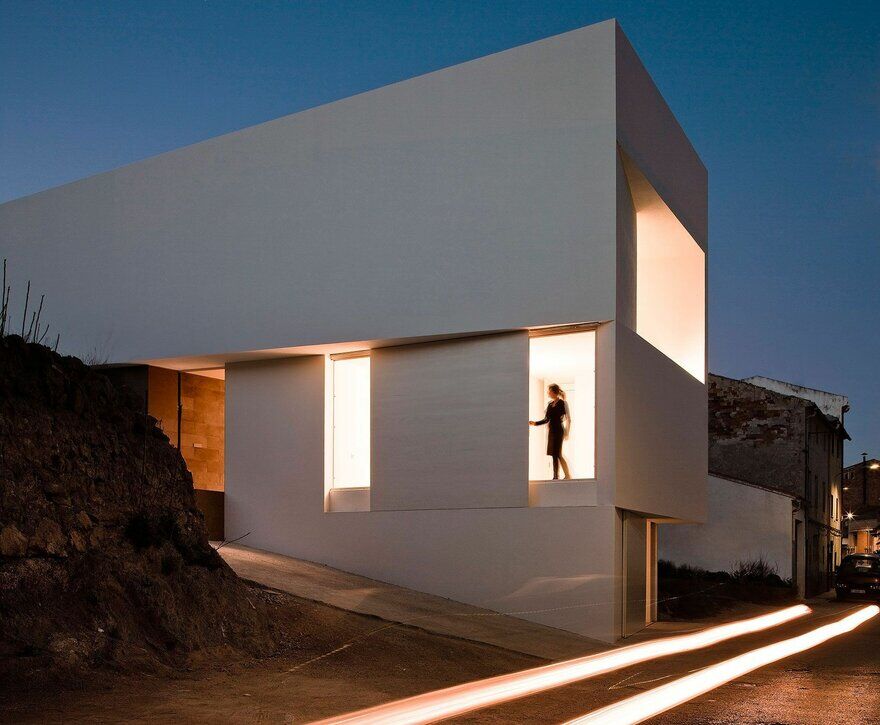 Mountainside house / Fran Silvestre Arquitectos