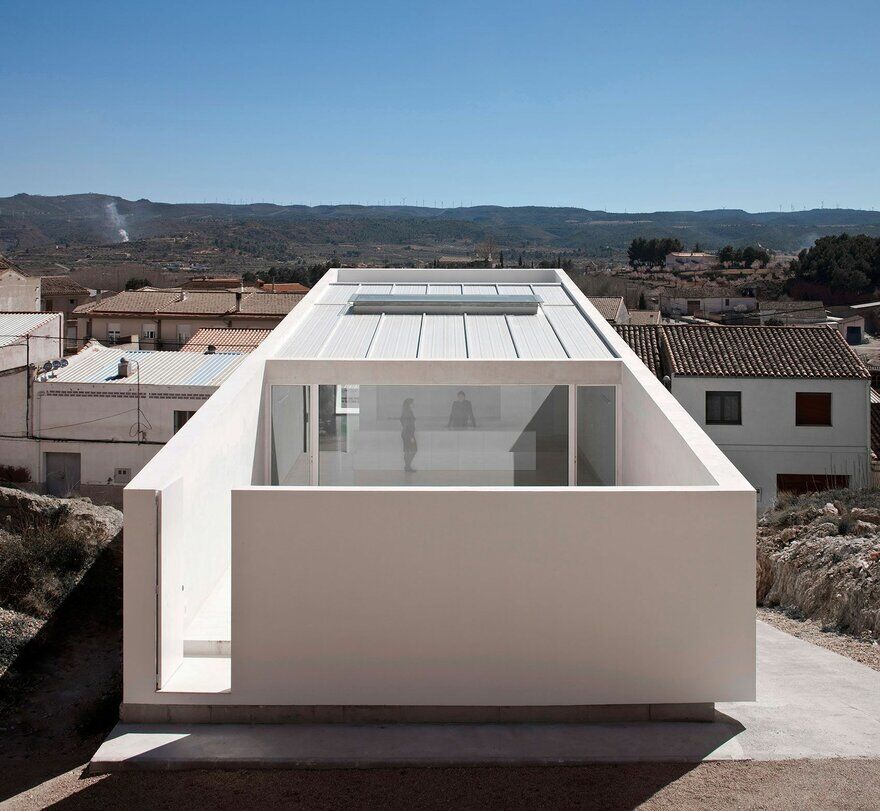 House on Mountainside Overlooked by Castle / Fran Silvestre Arquitectos