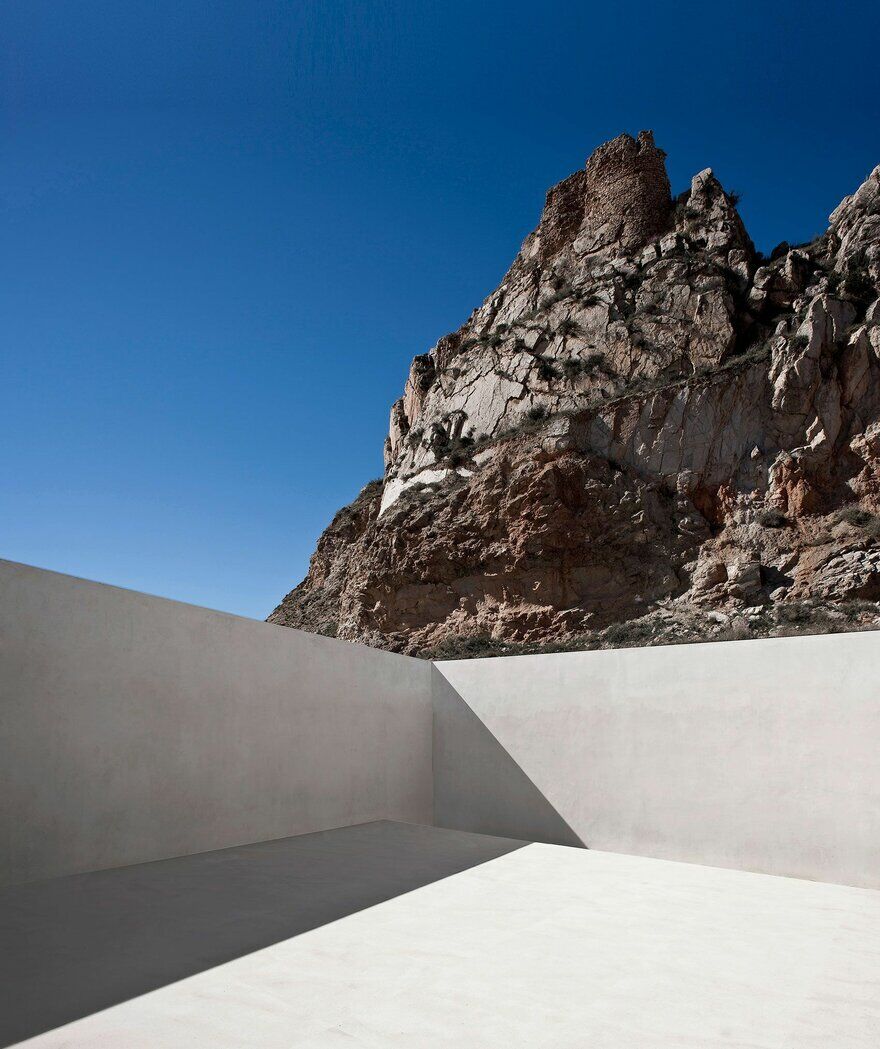 Mountainside House Overlooked by Castle / Fran Silvestre Arquitectos