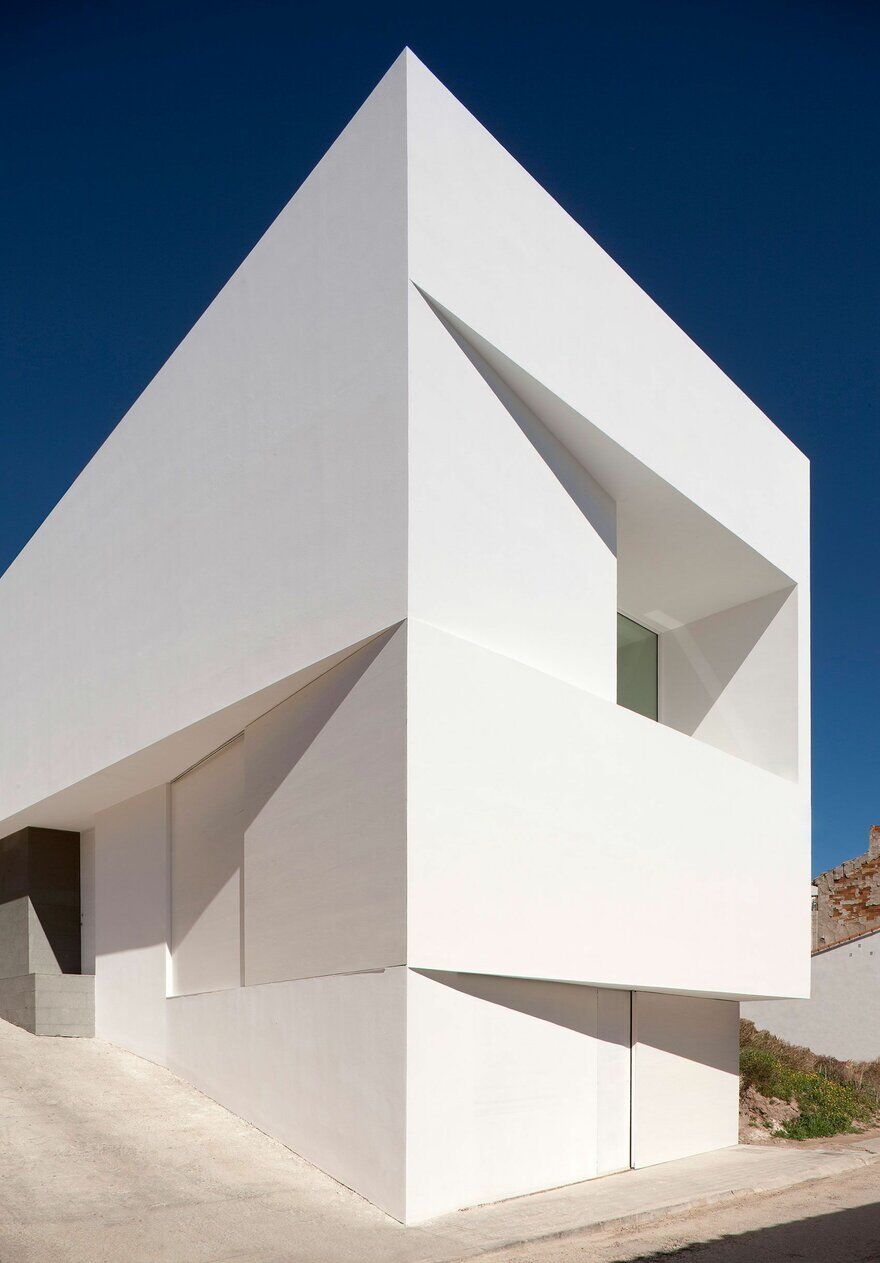 House on Mountainside Overlooked by Castle / Fran Silvestre Arquitectos