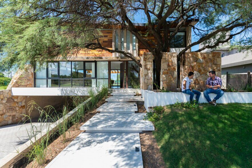 Nagus House - "Behind the Tree" Residential Project by IASE Arquitectos