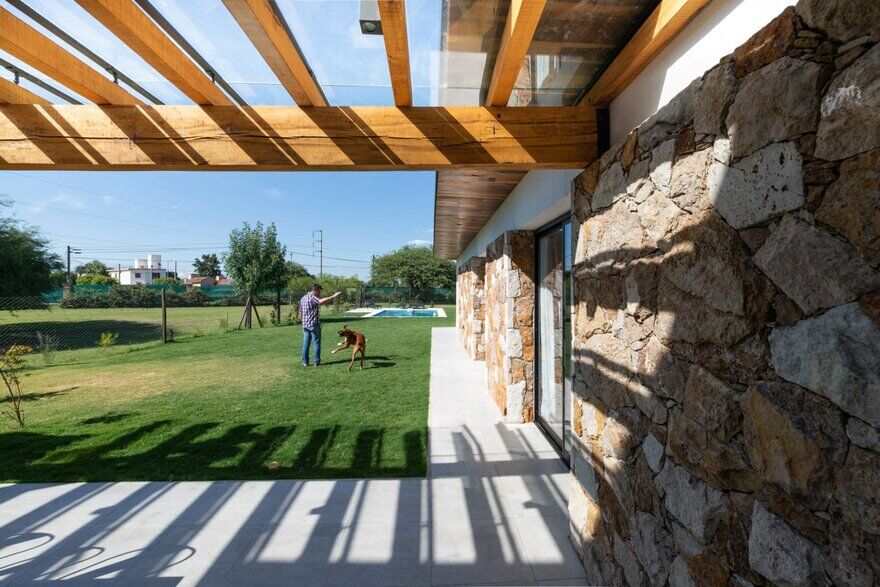 Nagus House - "Behind the Tree" Residential Project by IASE Arquitectos
